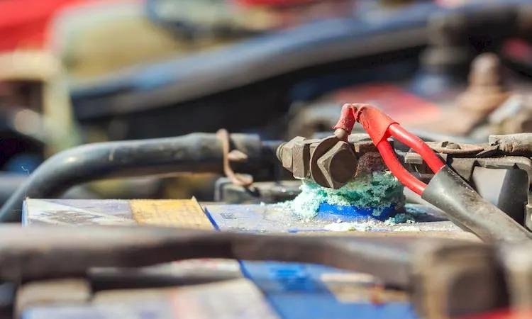 Méthode 1 sur 4 : Nettoyer les bornes de la batterie